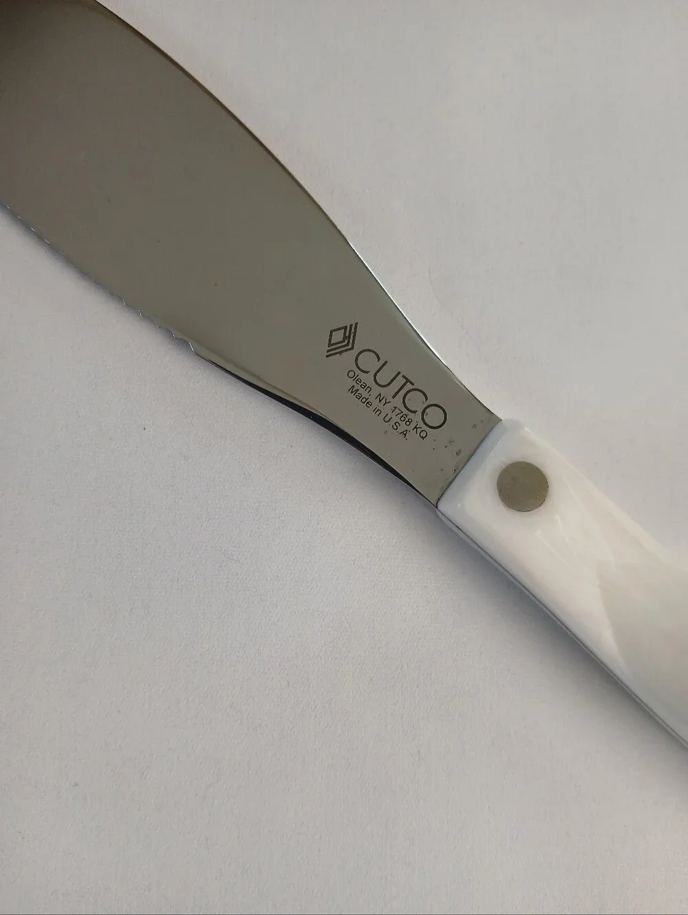 Cutco Serrated Spreader Knife 1768KQ With Pearl White handle Perfect Condition